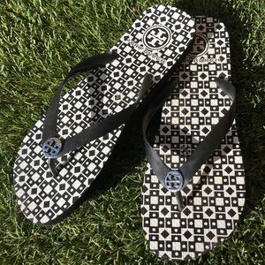 Selling these cute, & stylish Tory Burch sandals!